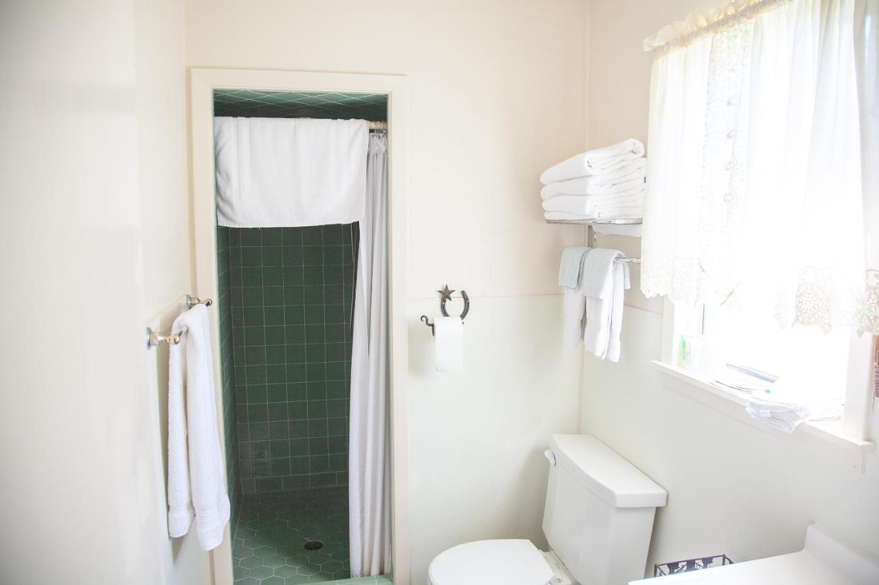 Shiner Country Inn Екстериор снимка